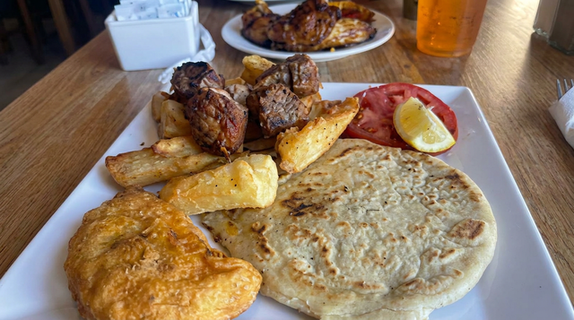Combinación de Pupusa, Yuca y Pastel.