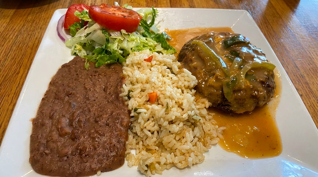 Chile Relleno con Arroz y Frijoles.