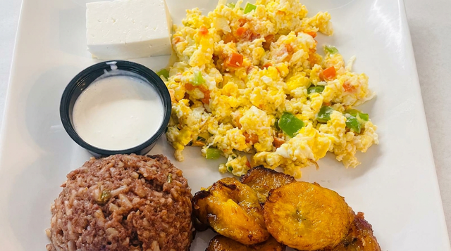 Plátanos, Frijoles, Queso, Crema y Huevos.