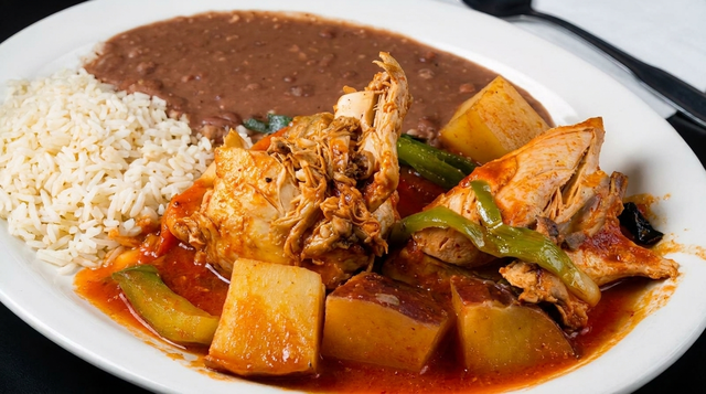 Pollo Guisado.