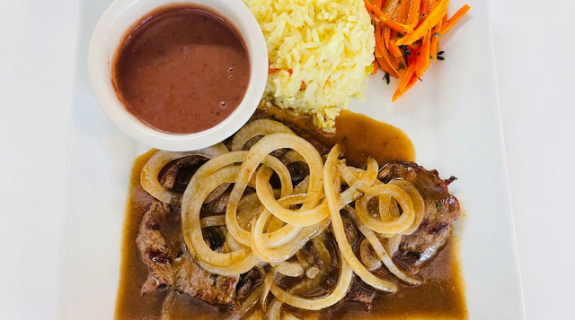 Bistec Encebollado.